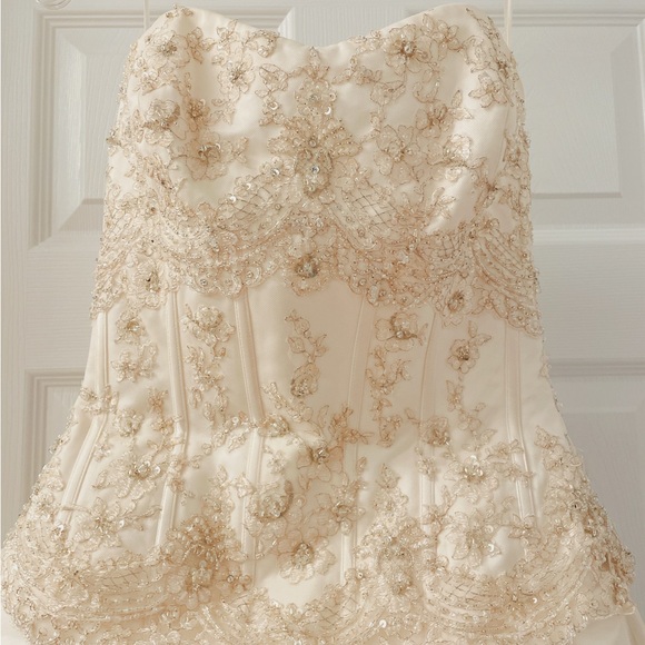 Custom made French lace wedding gown size 4-6 come with matching head piece - Picture 9 of 14